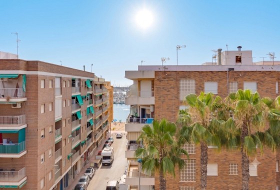 Renovated penthouse for sale in Torrevieja, with 3 bedrooms, 1 bathroom, balcony, seaviews, 100 meter from the beach