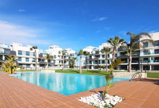 Penthouse for sale in El Raso, with 3 bedrooms, 2 bathrooms, 81 m² private solarium, terraces and communal pool, close to the beaches and Guardamar del Segura.