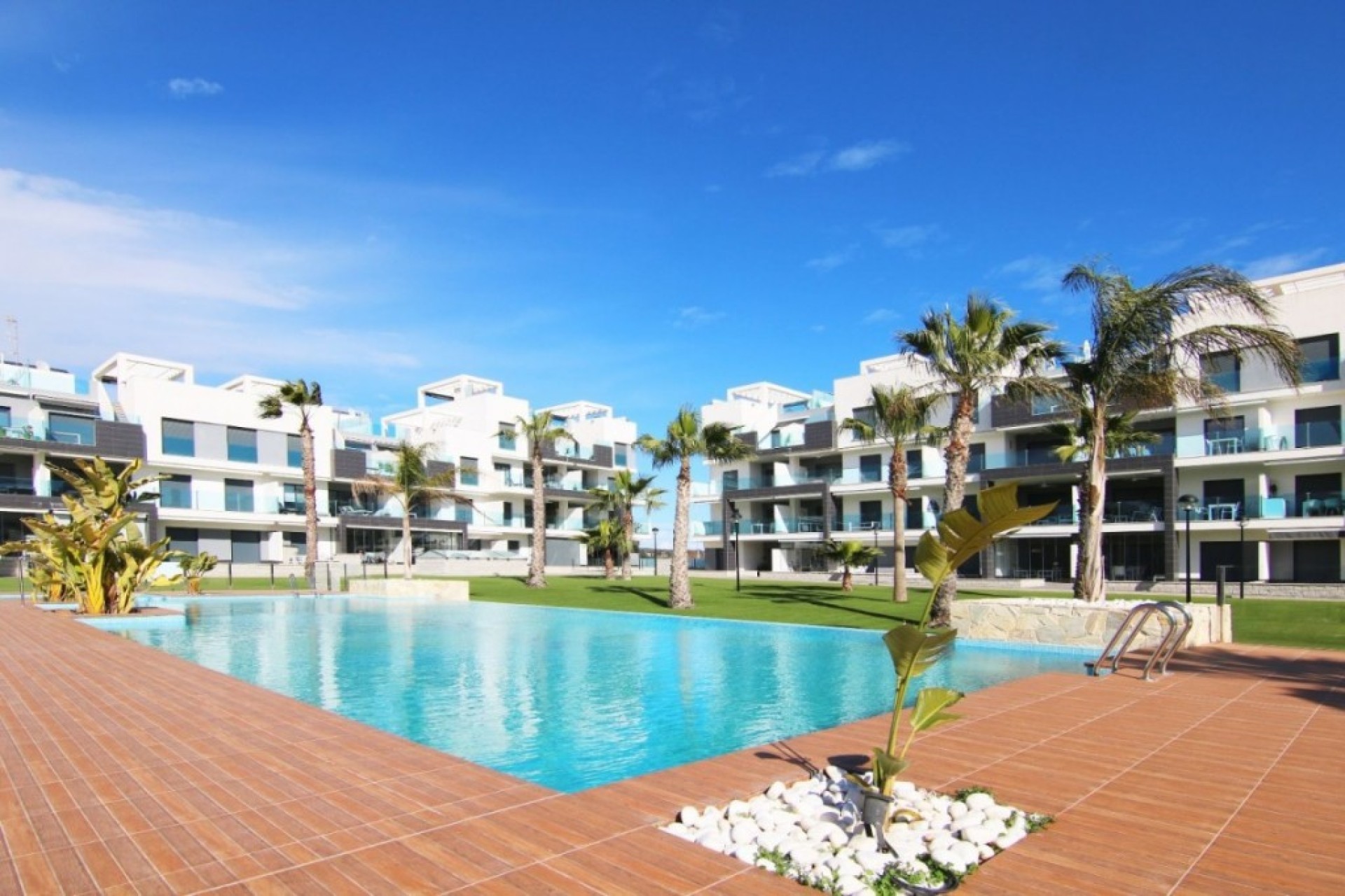 Penthouse for sale in El Raso, with 3 bedrooms, 2 bathrooms, 81 m² private solarium, terraces and communal pool, close to the beaches and Guardamar del Segura.