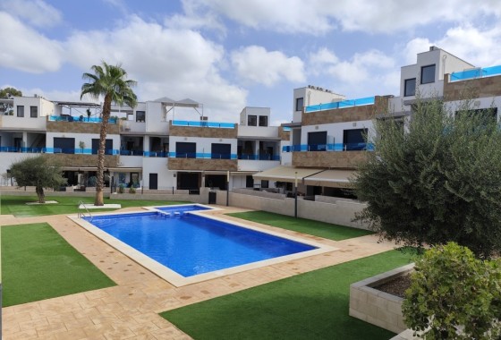 Townhouse for sale in Bigastro, with 3 bedrooms, 3 bathrooms, 39 m² private solarium, terraces and communal pool, close to Orihuela.