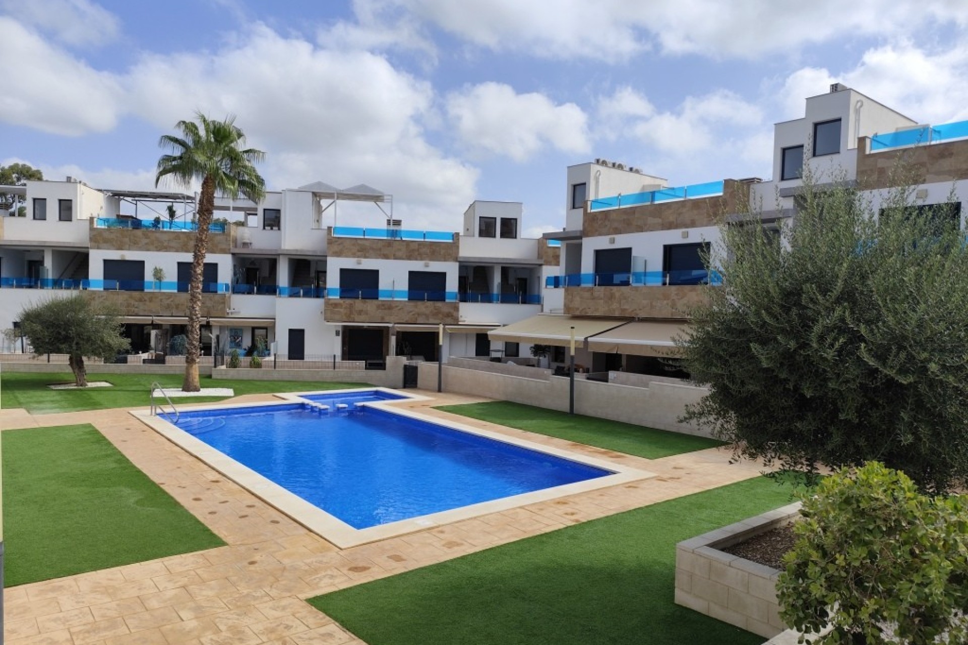 Townhouse for sale in Bigastro, with 3 bedrooms, 3 bathrooms, 39 m² private solarium, terraces and communal pool, close to Orihuela.