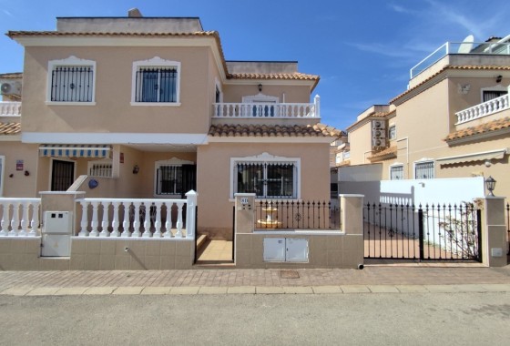 Quadruple house for sale in La Regia, Cabo Roig with 3 bedrooms, 2 bathrooms, 38 m2 solarium, terraces and pool, close to the beach and Zenia boulevard.