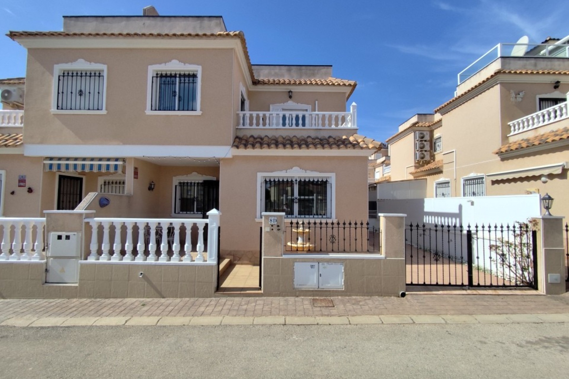 Quadruple house for sale in La Regia, Cabo Roig with 3 bedrooms, 2 bathrooms, 38 m2 solarium, terraces and pool, close to the beach and Zenia boulevard.