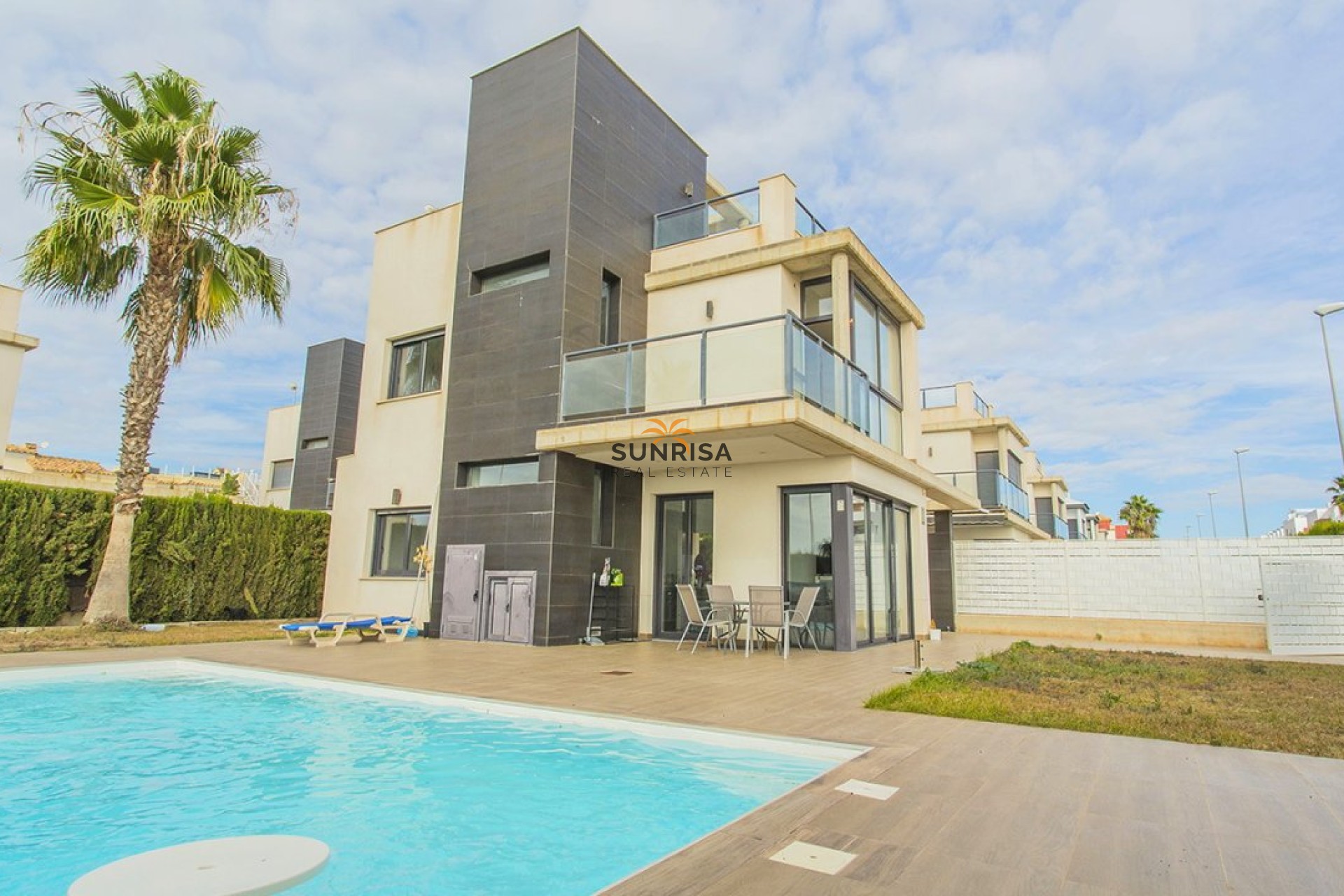 Resale - Villa - Orihuela Costa