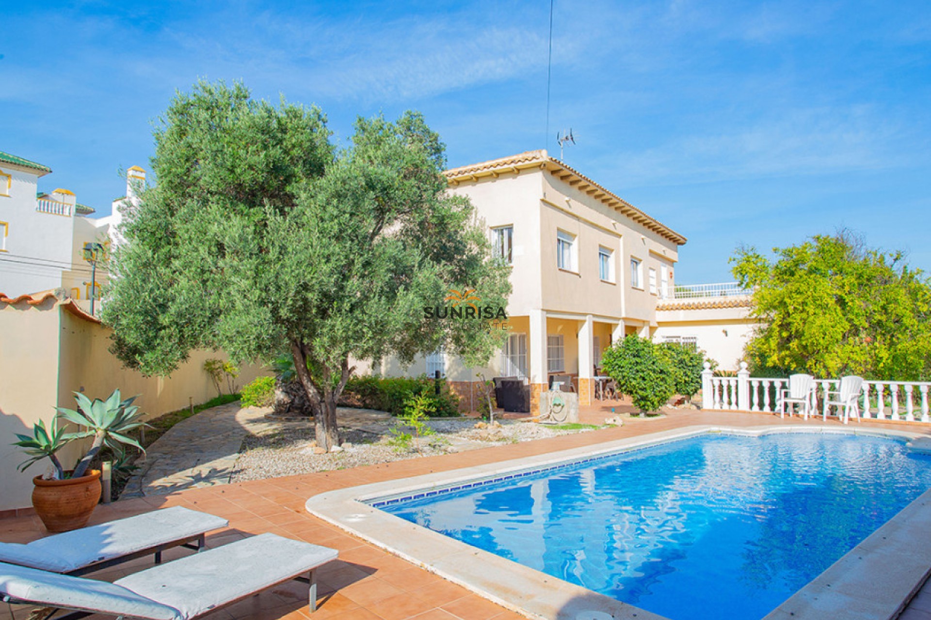 Resale - Villa - Torrevieja