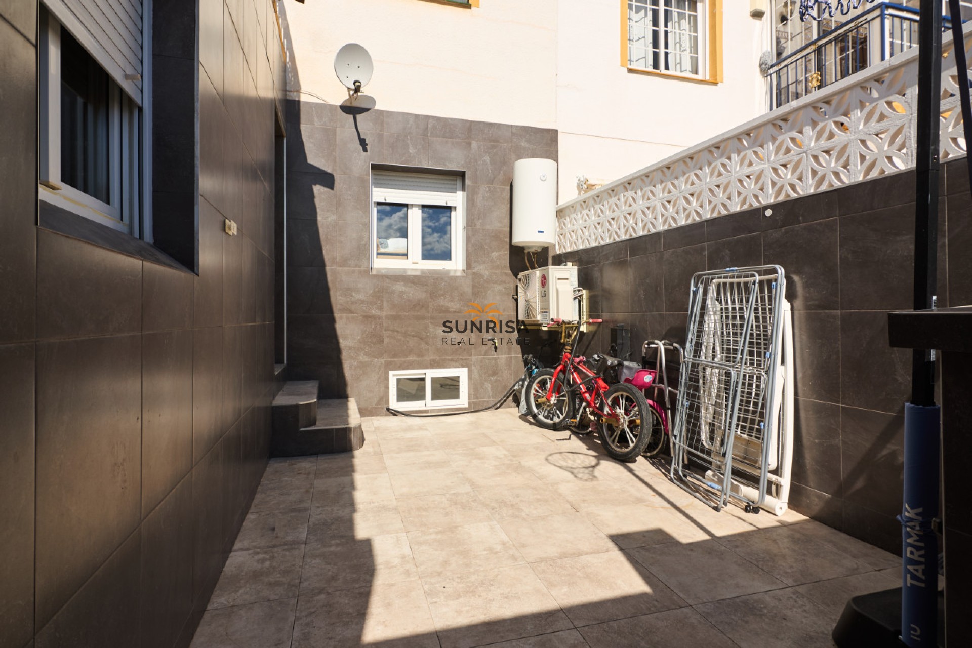 Resale - Villa - Torrevieja