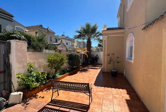 Villa · Revente - Torrevieja · Nueva Torrevieja - Aguas Nuevas · Alicante · Espagne