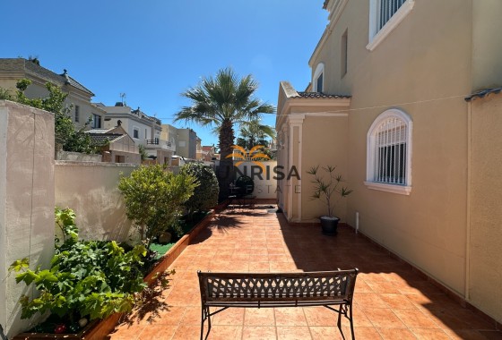 Villa · Revente - Torrevieja · Nueva Torrevieja - Aguas Nuevas · Alicante · Espagne