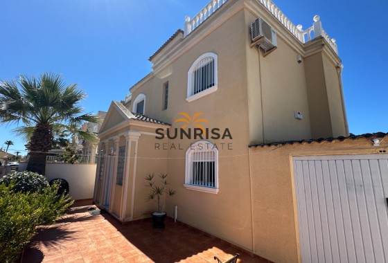 Villa · Revente - Torrevieja · Nueva Torrevieja - Aguas Nuevas · Alicante · Espagne