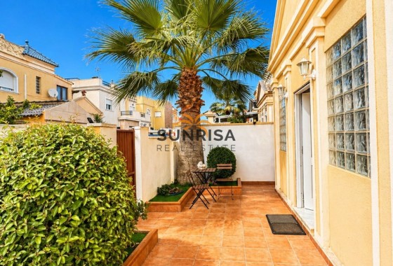 Villa · Revente - Torrevieja · Nueva Torrevieja - Aguas Nuevas · Alicante · Espagne