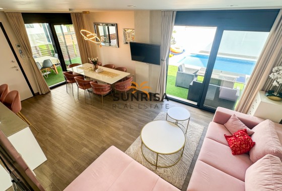 Villa · Herverkoop - Torrevieja · Nueva Torrevieja - Aguas Nuevas · Alicante · Spanje