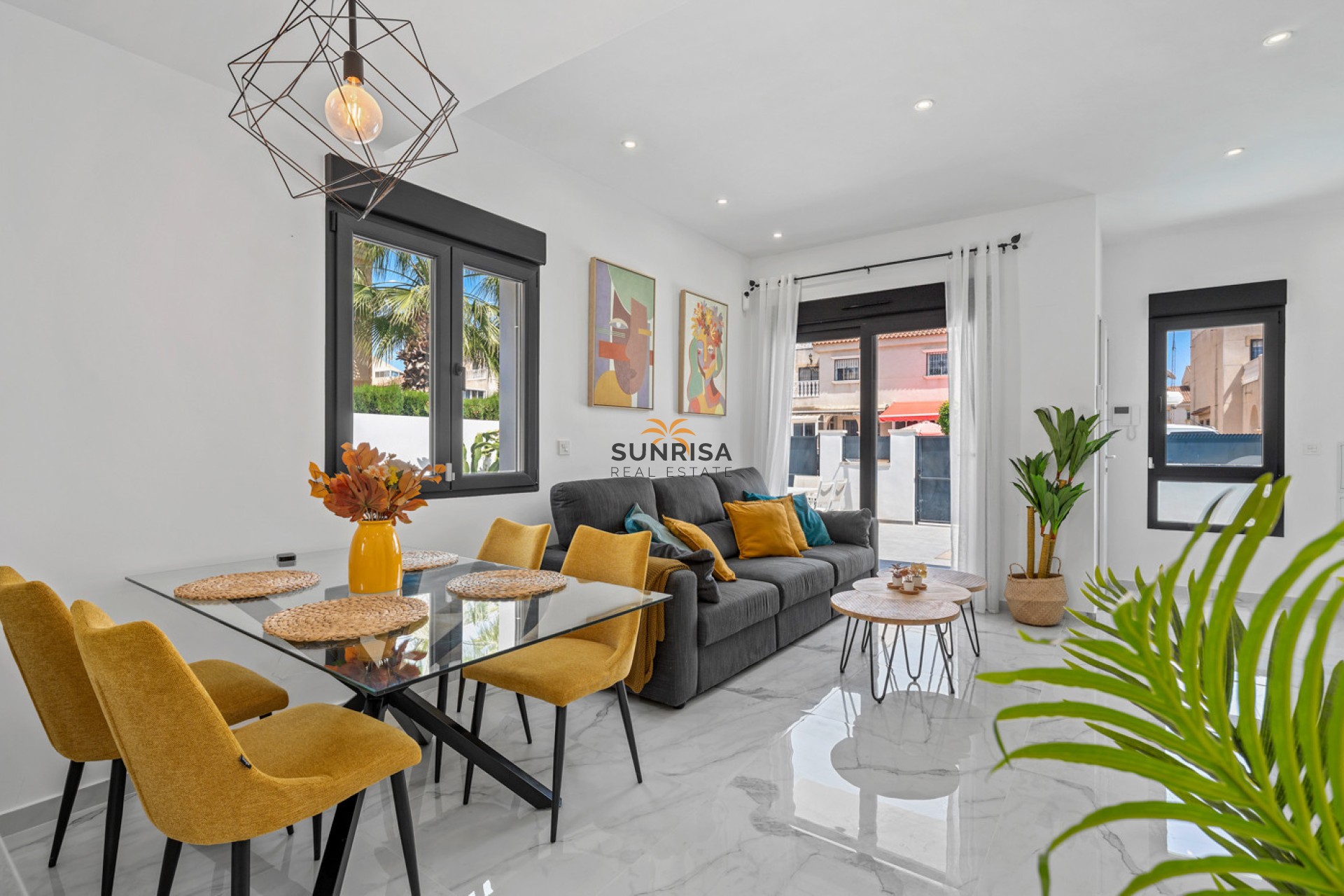Resale - Villa - Torrevieja