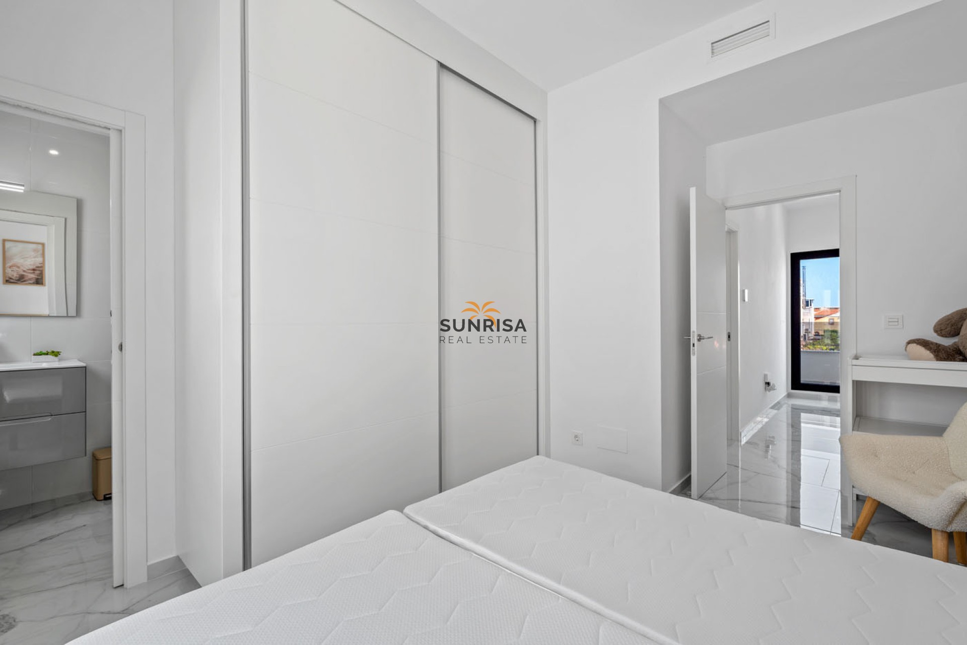 Resale - Villa - Torrevieja