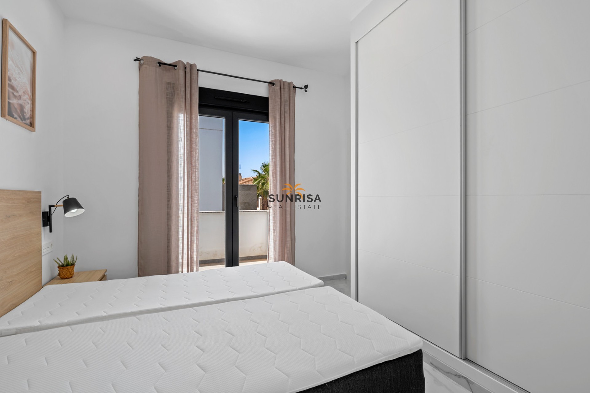 Resale - Villa - Torrevieja