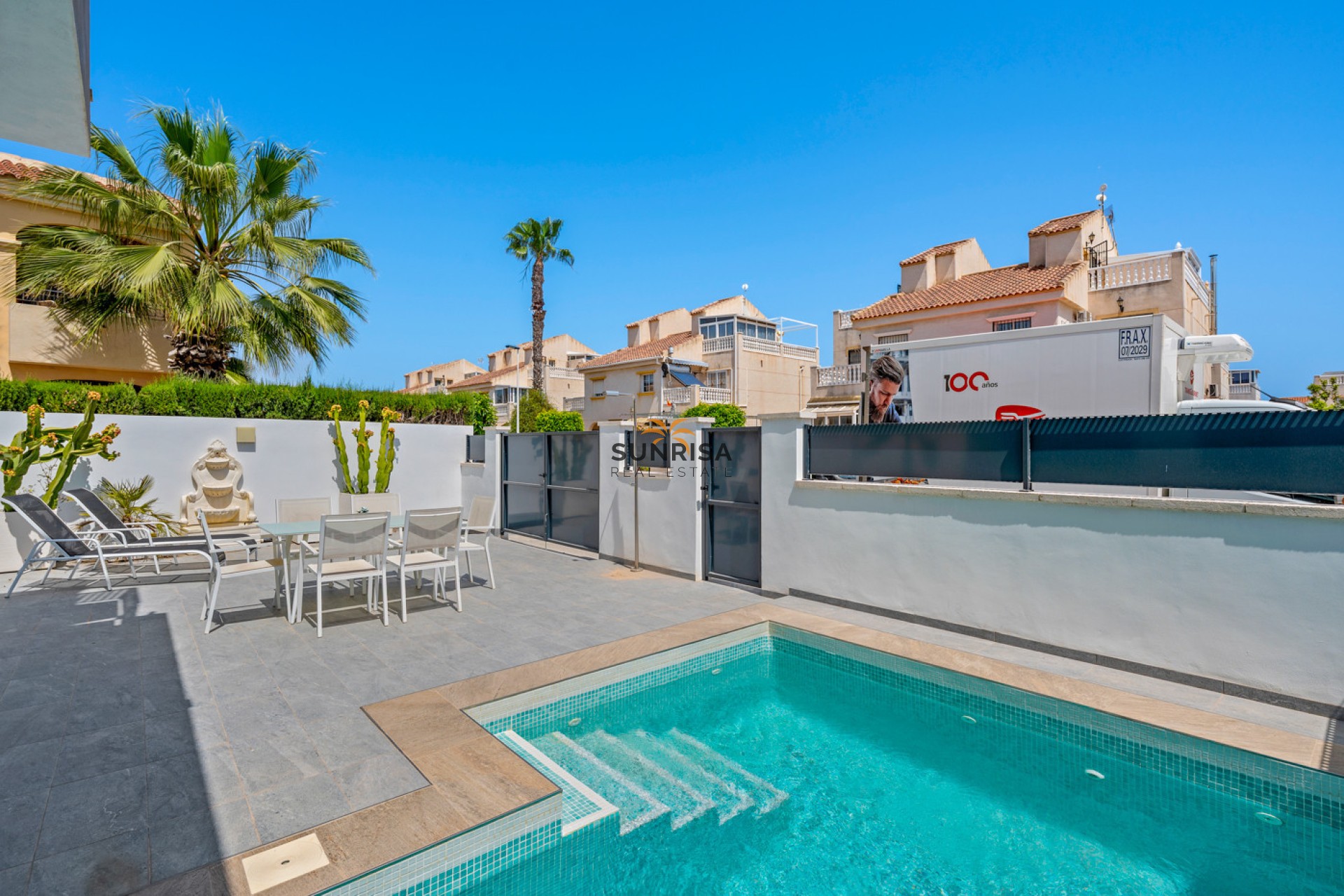 Resale - Villa - Torrevieja