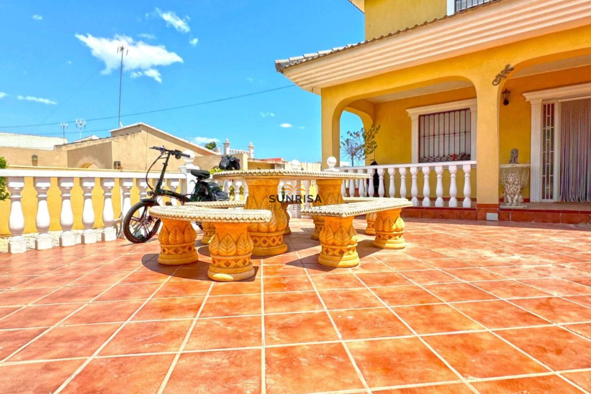 Resale - Villa - Torrevieja
