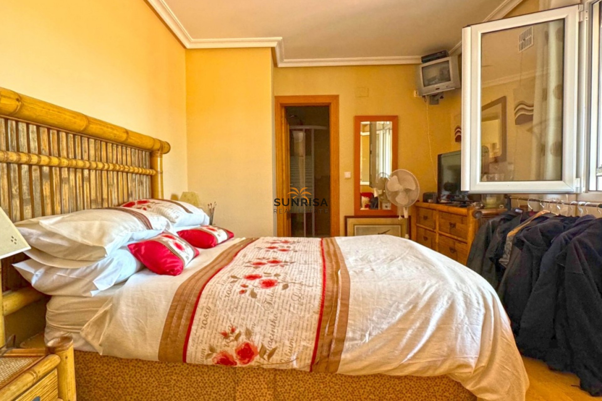 Resale - Villa - Torrevieja