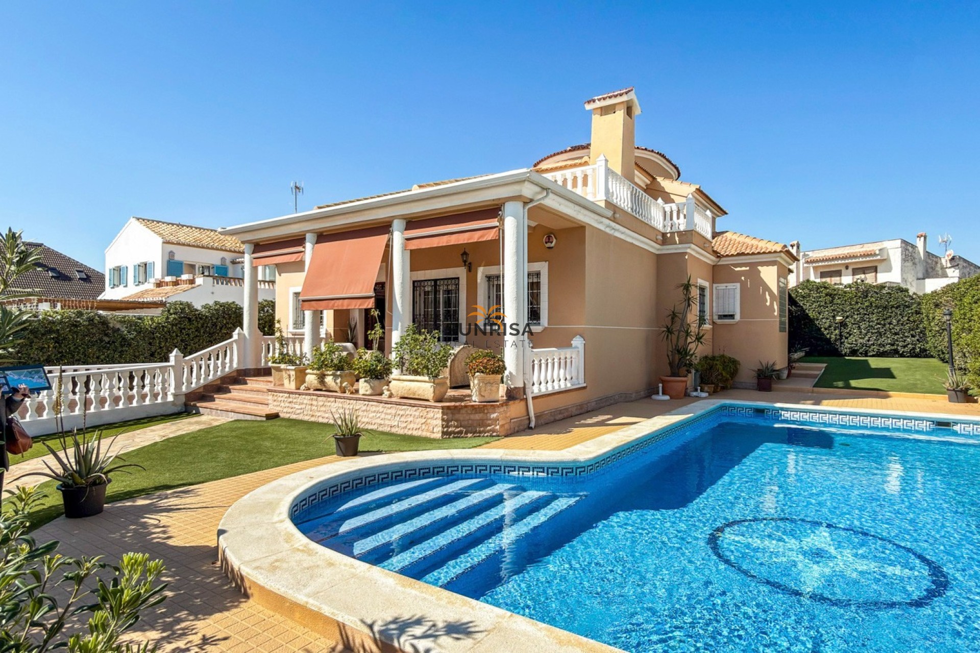 Resale - Villa - Torrevieja