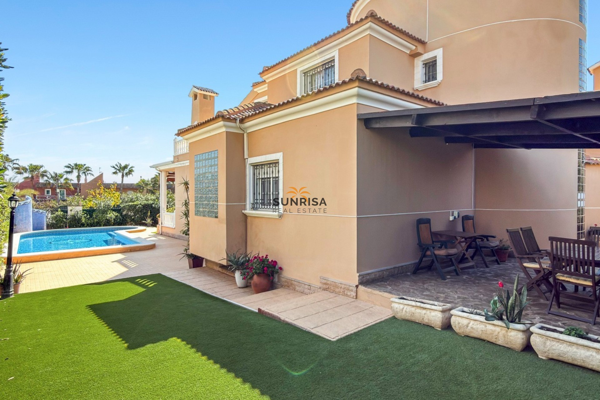 Resale - Villa - Torrevieja