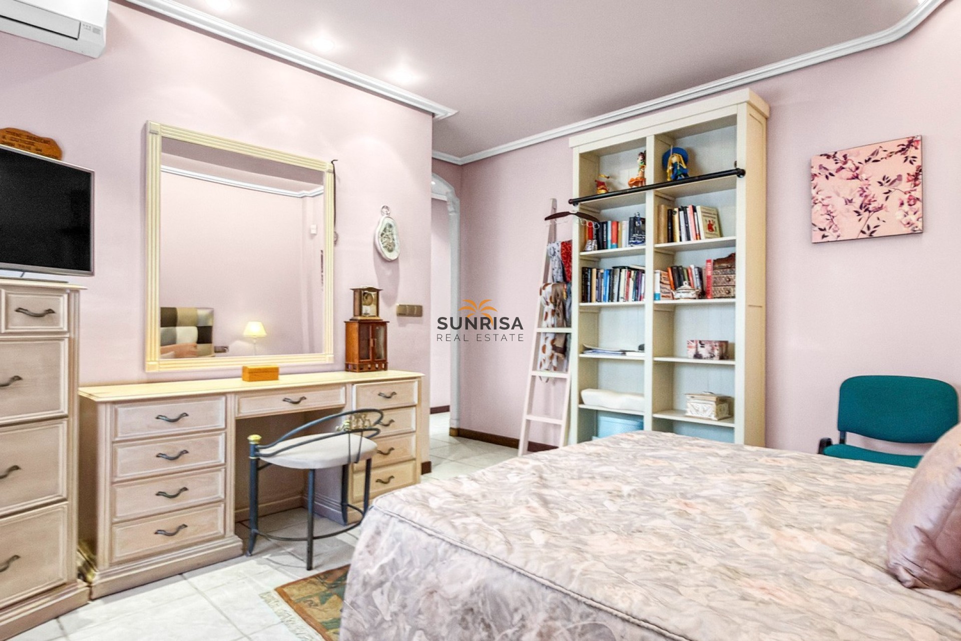 Resale - Villa - Torrevieja
