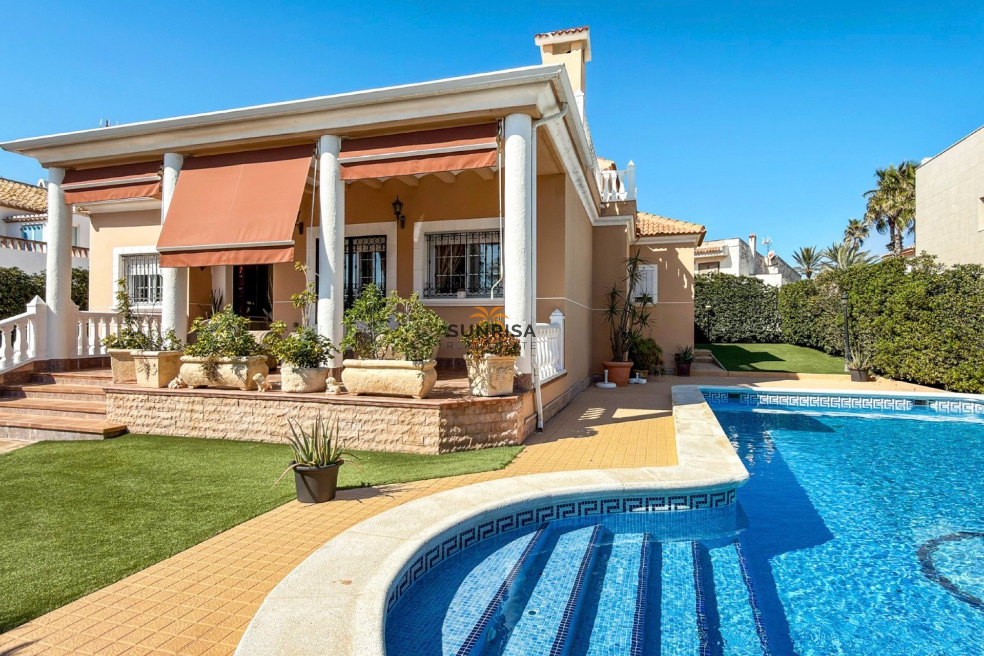 Resale - Villa - Torrevieja