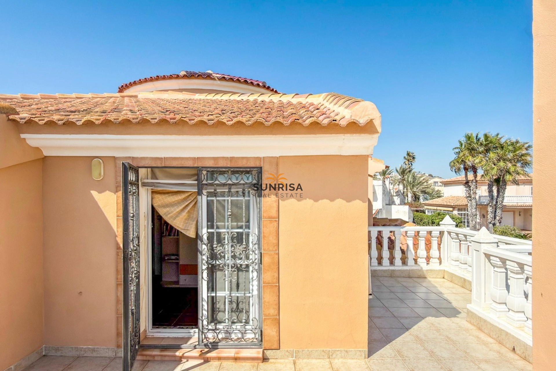 Resale - Villa - Torrevieja
