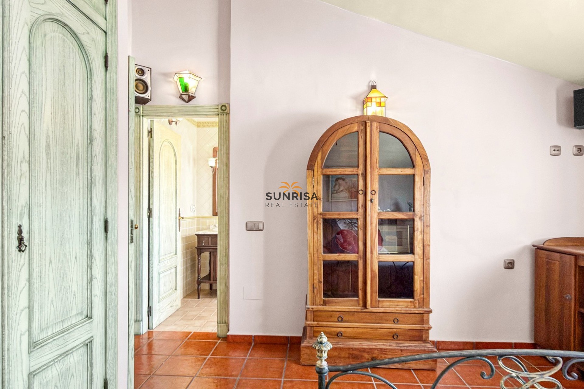 Resale - Villa - Torrevieja