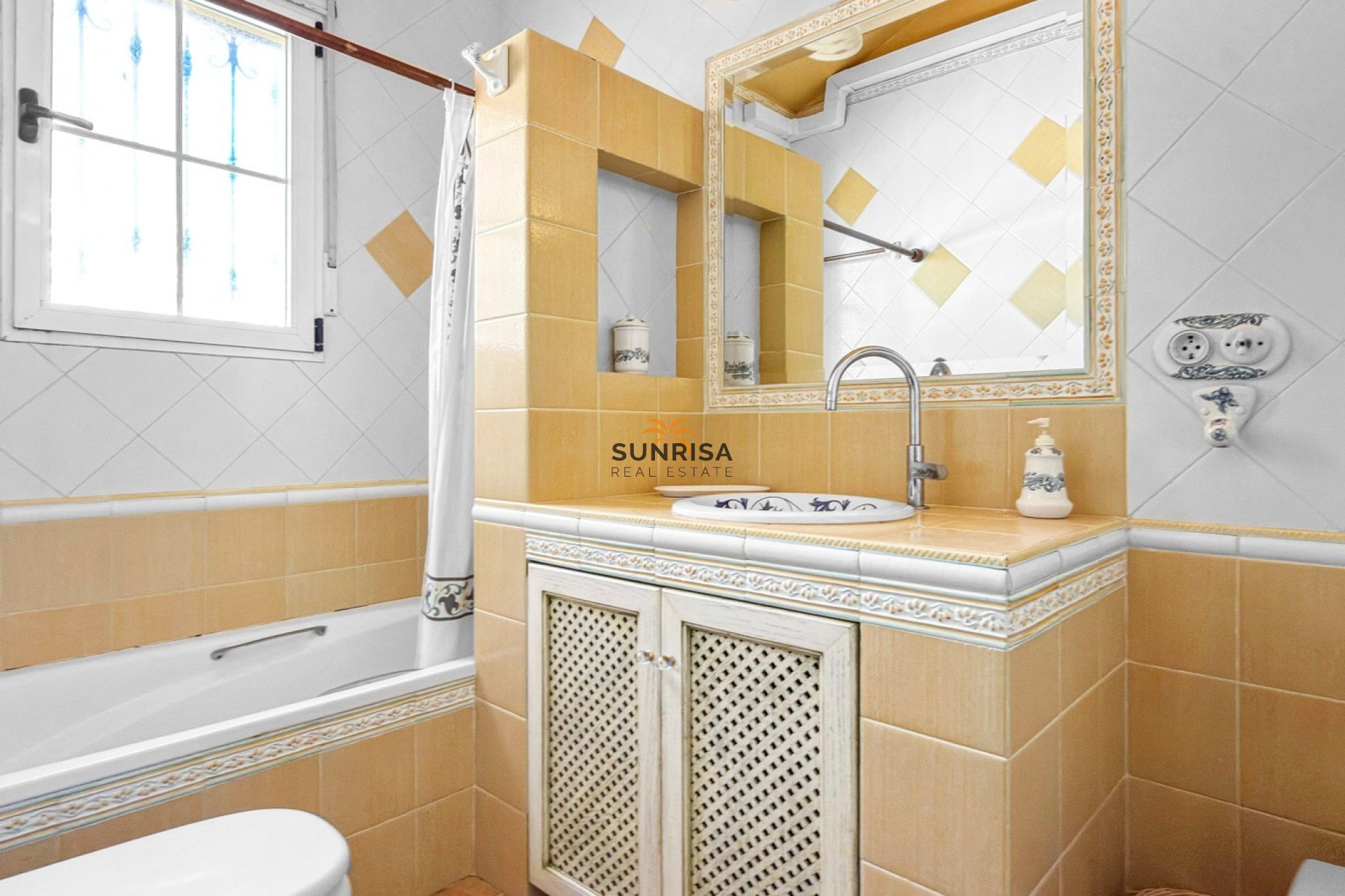 Resale - Villa - Torrevieja