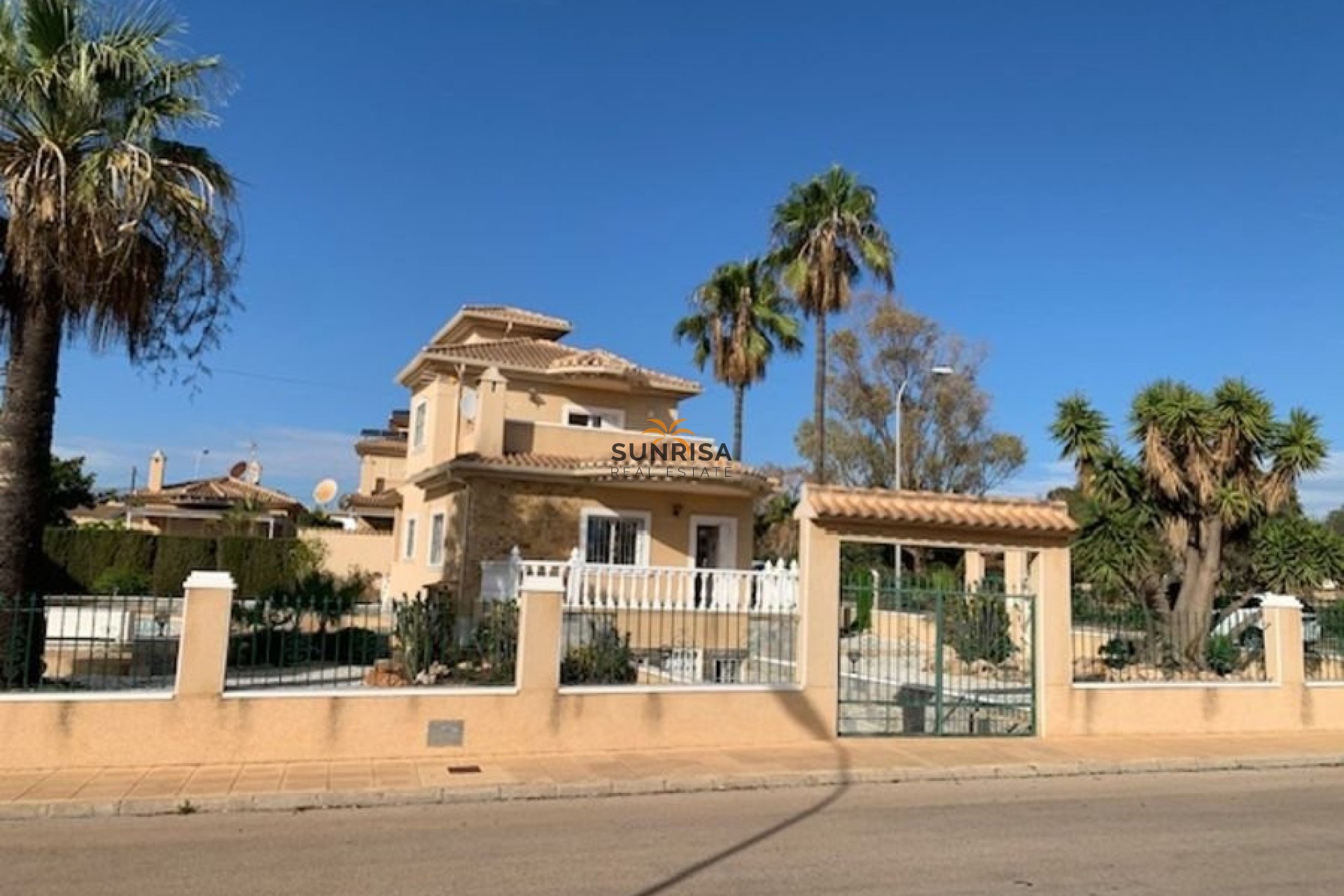 Resale - Villa - Torrevieja