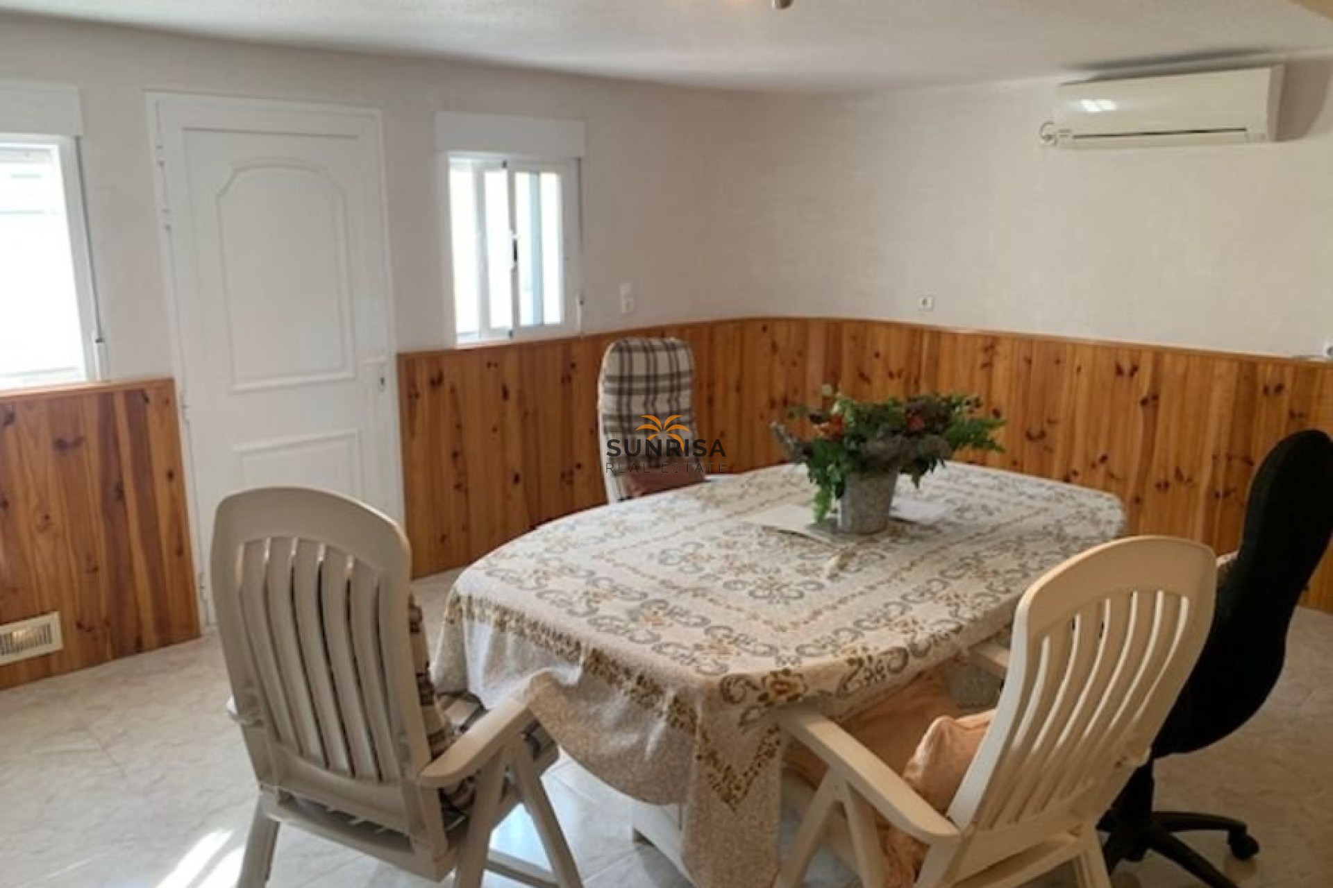 Resale - Villa - Torrevieja