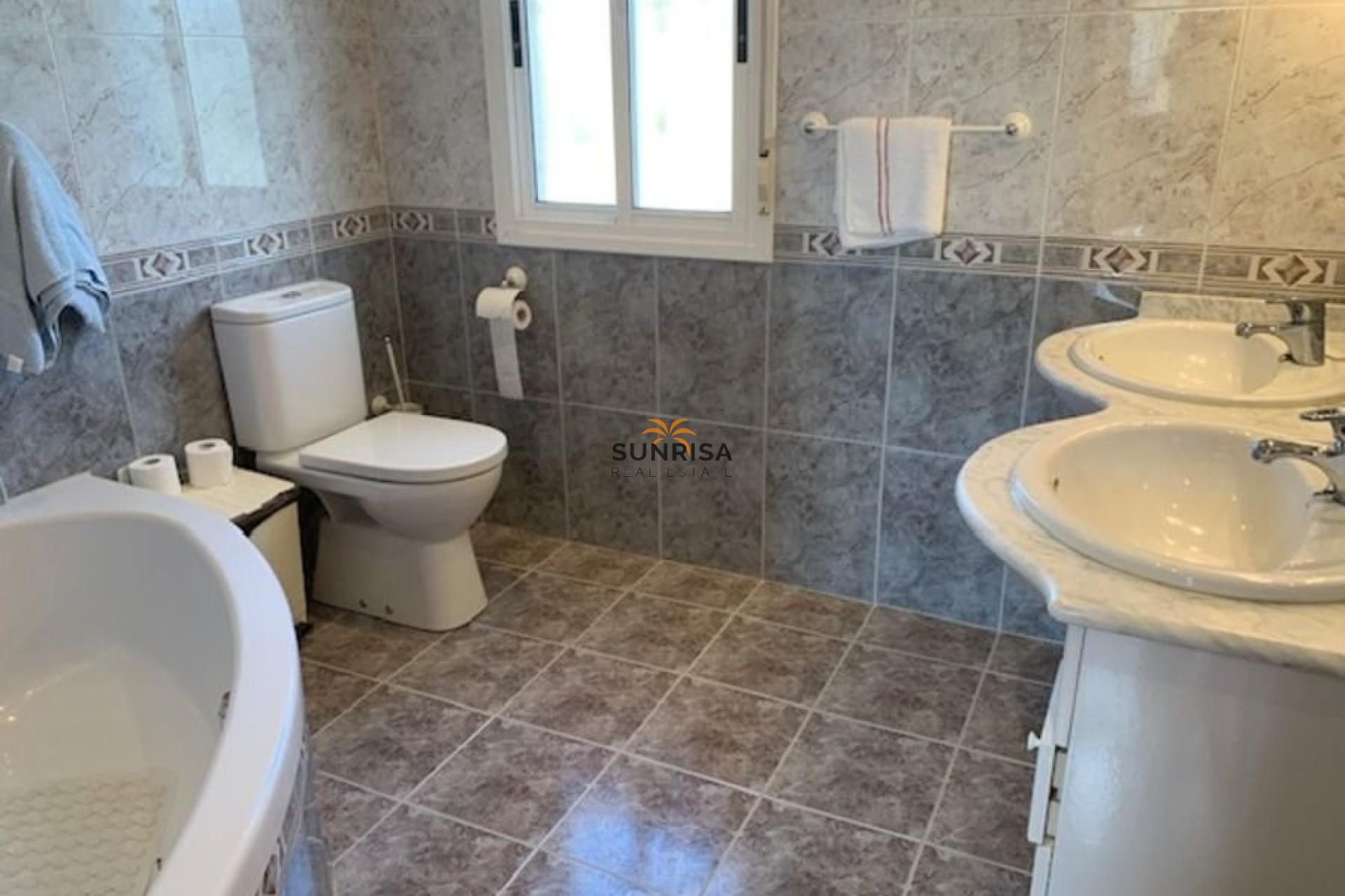 Resale - Villa - Torrevieja