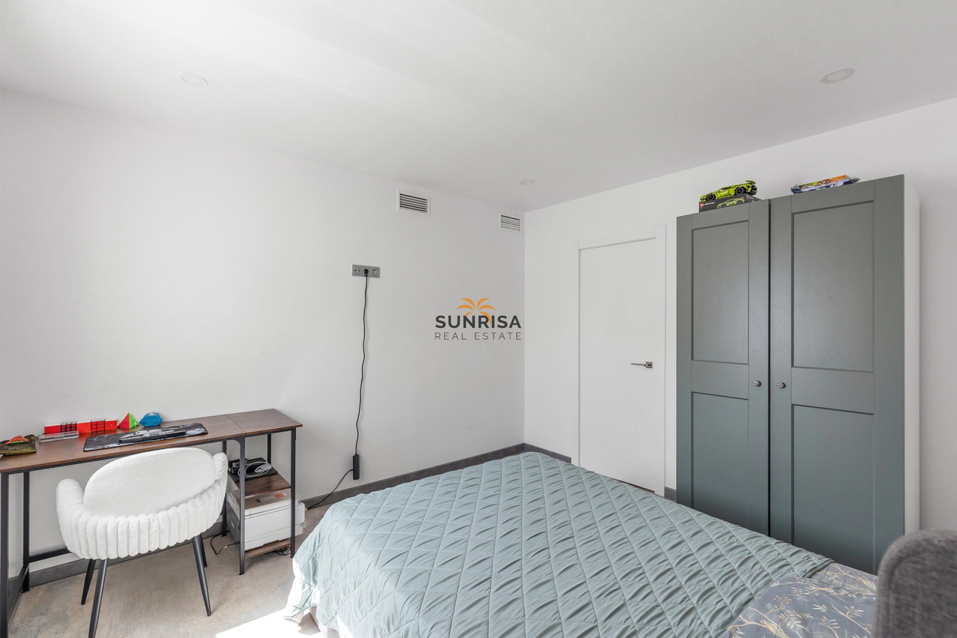 Resale - Villa - Torrevieja