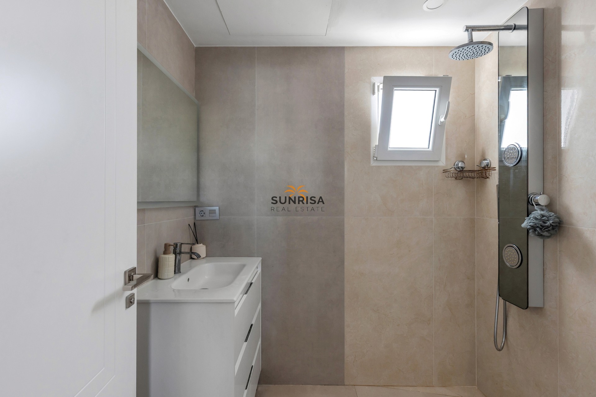 Resale - Villa - Torrevieja