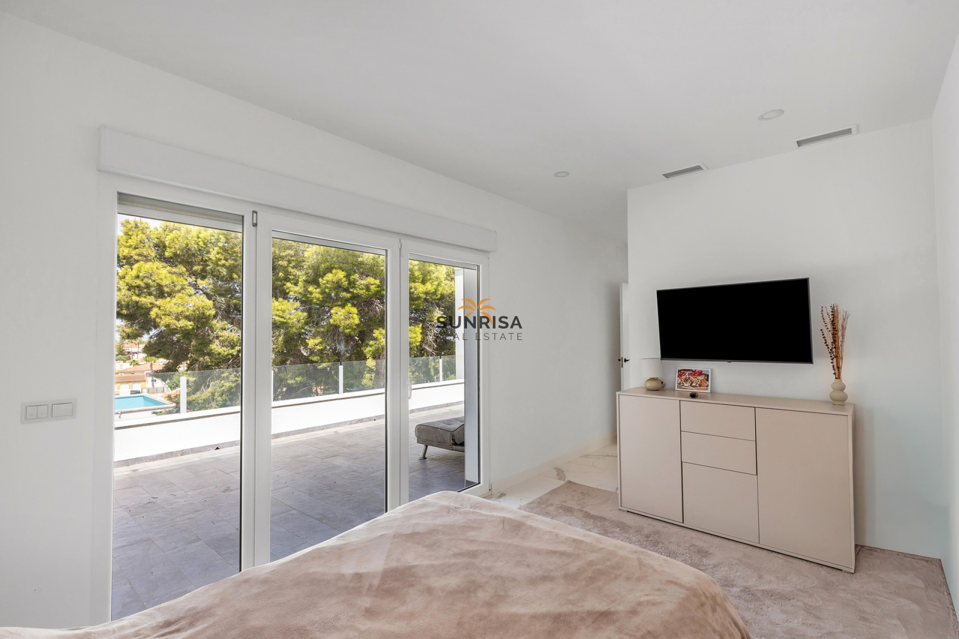Resale - Villa - Torrevieja