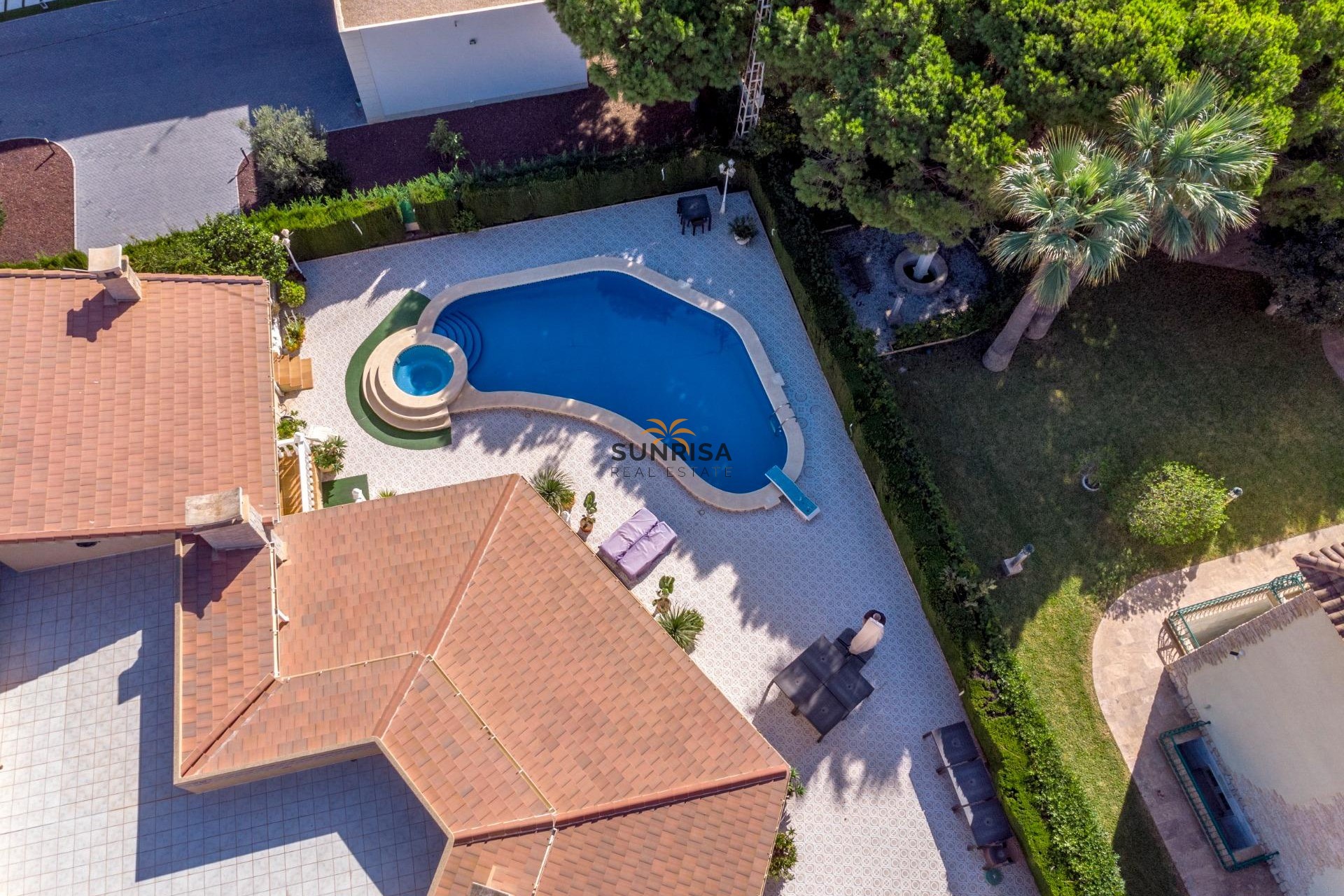 Resale - Villa - Cabo Roig
