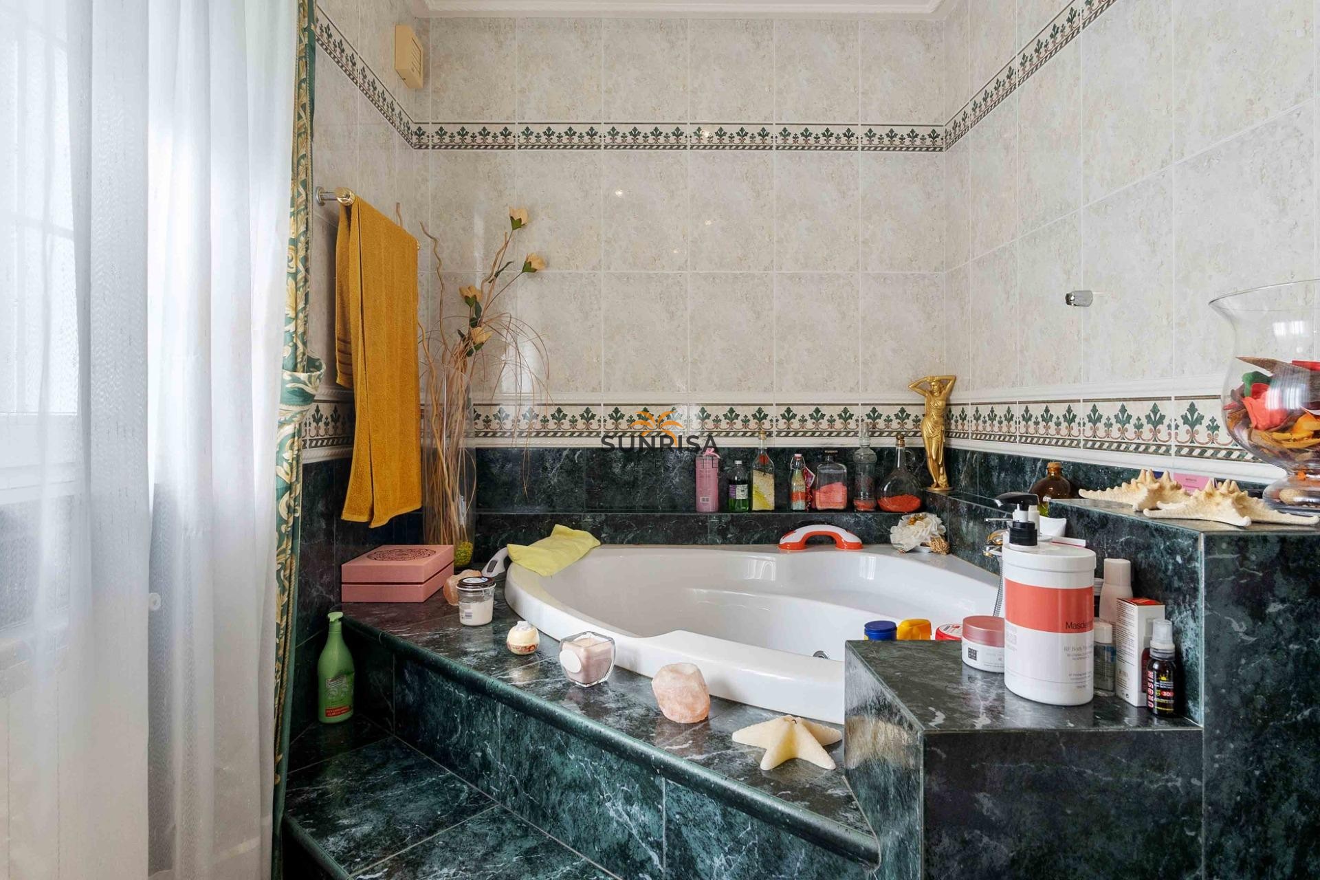 Resale - Villa - Cabo Roig