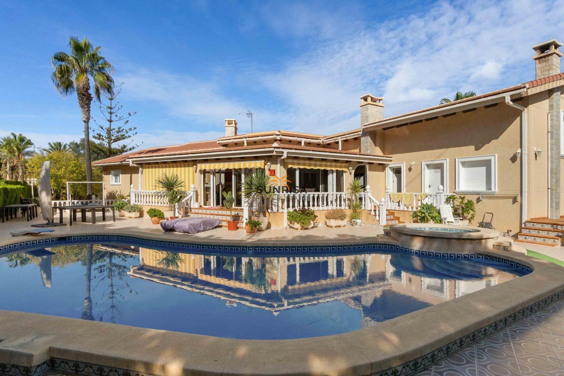 Resale - Villa - Cabo Roig