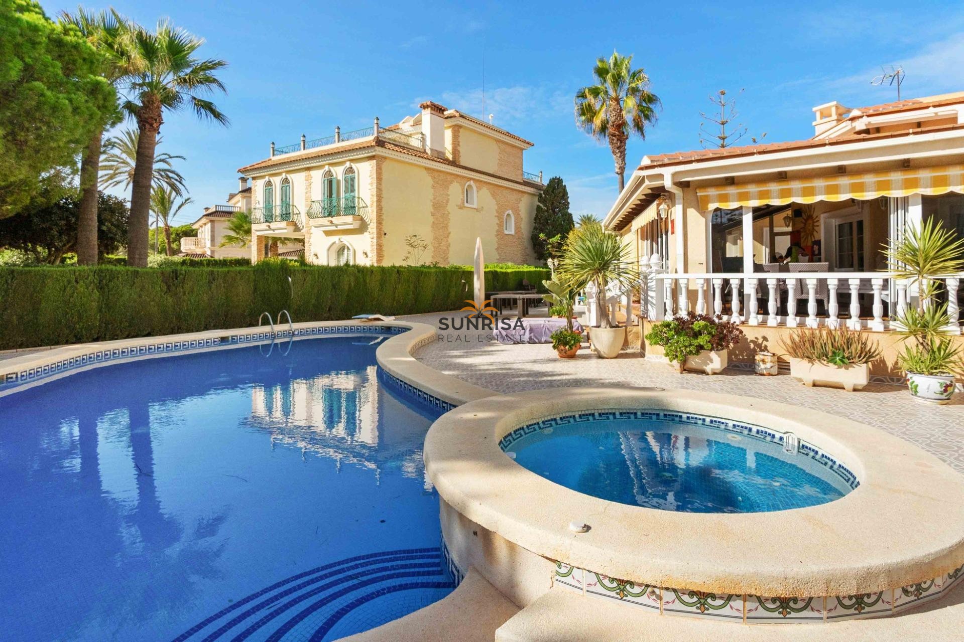 Resale - Villa - Cabo Roig