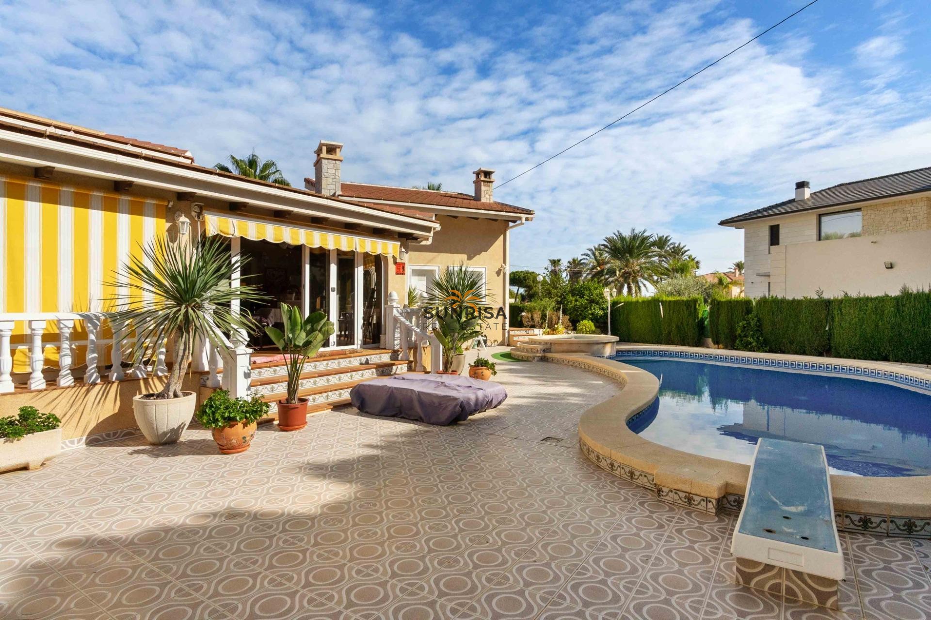 Resale - Villa - Cabo Roig