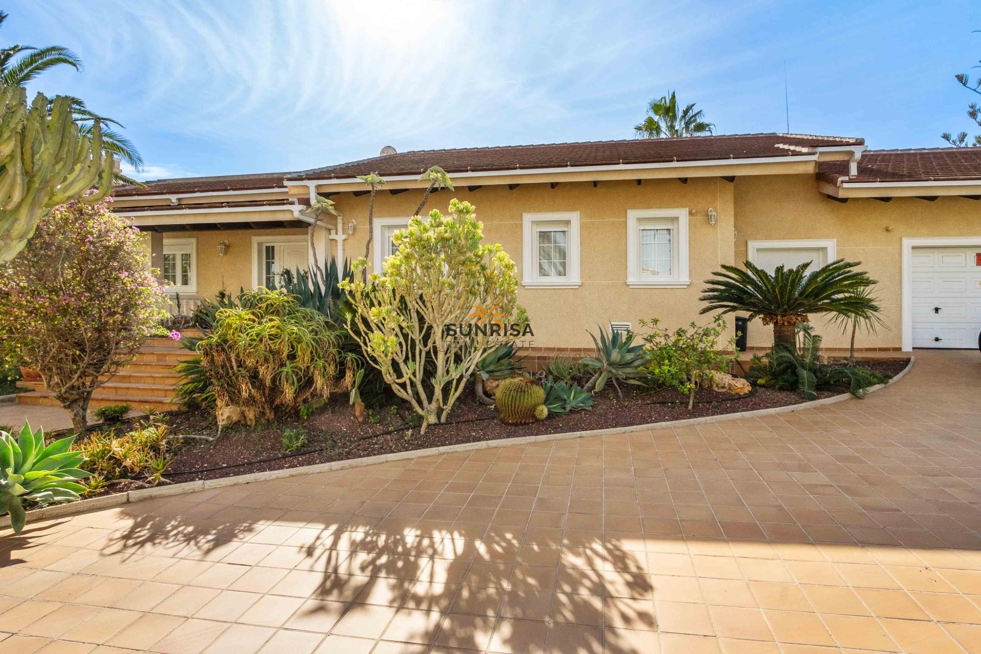 Resale - Villa - Cabo Roig