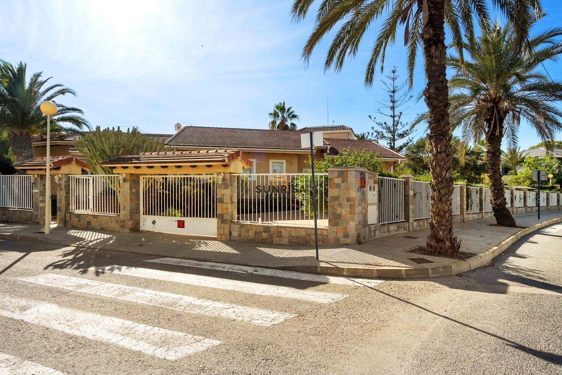 Resale - Villa - Cabo Roig