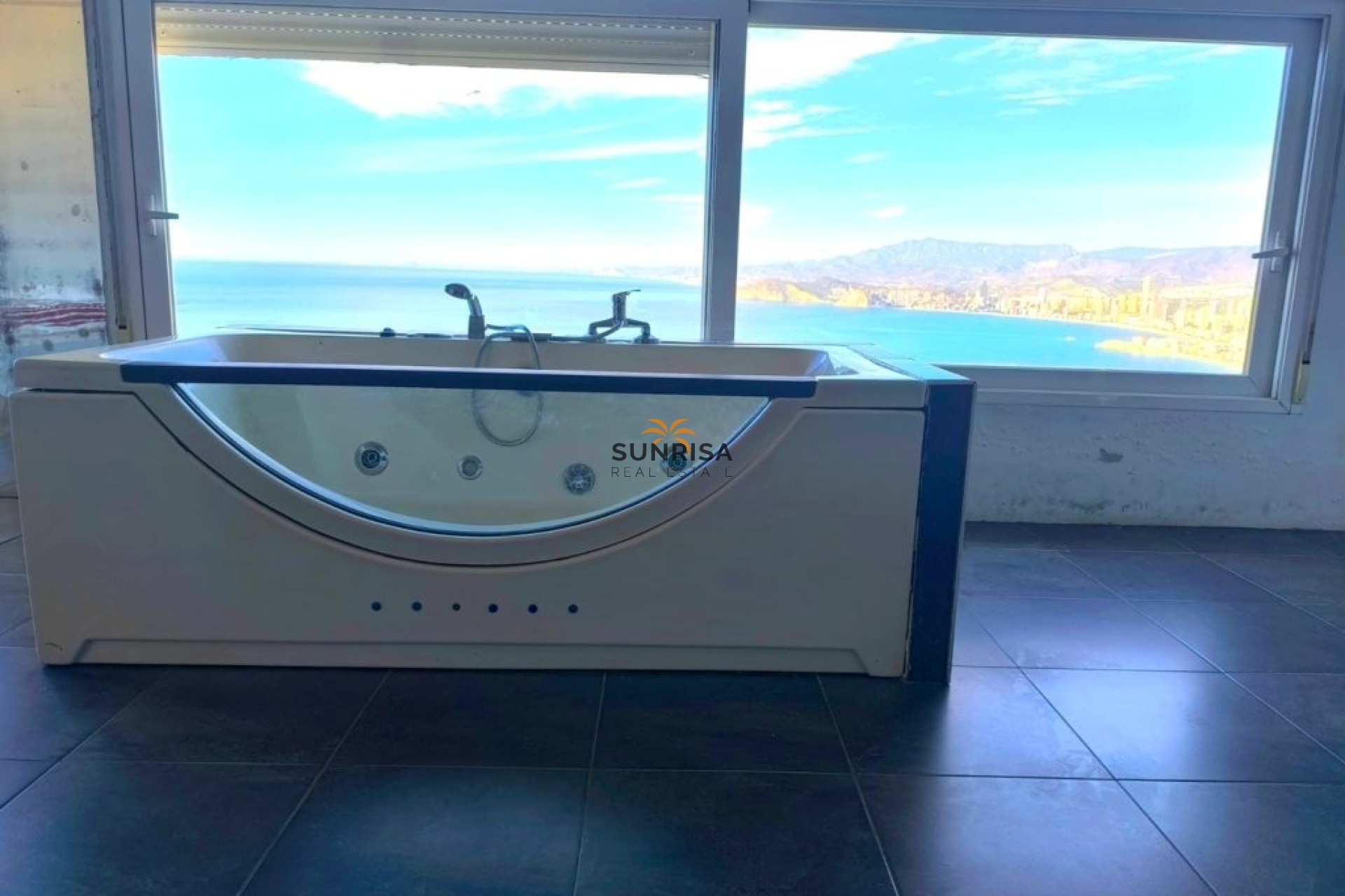 Resale - Villa - Benidorm