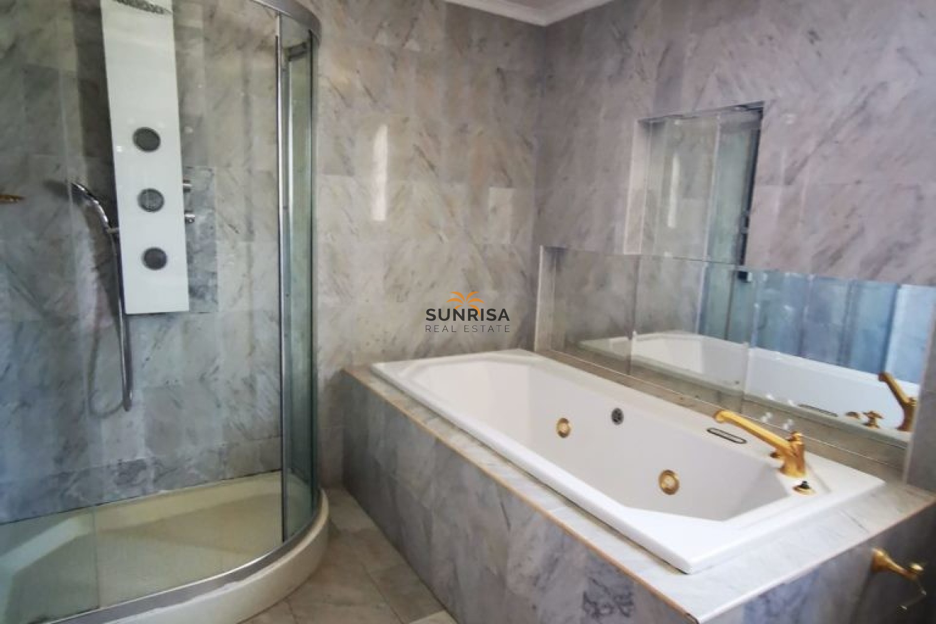 Resale - Villa - Benidorm
