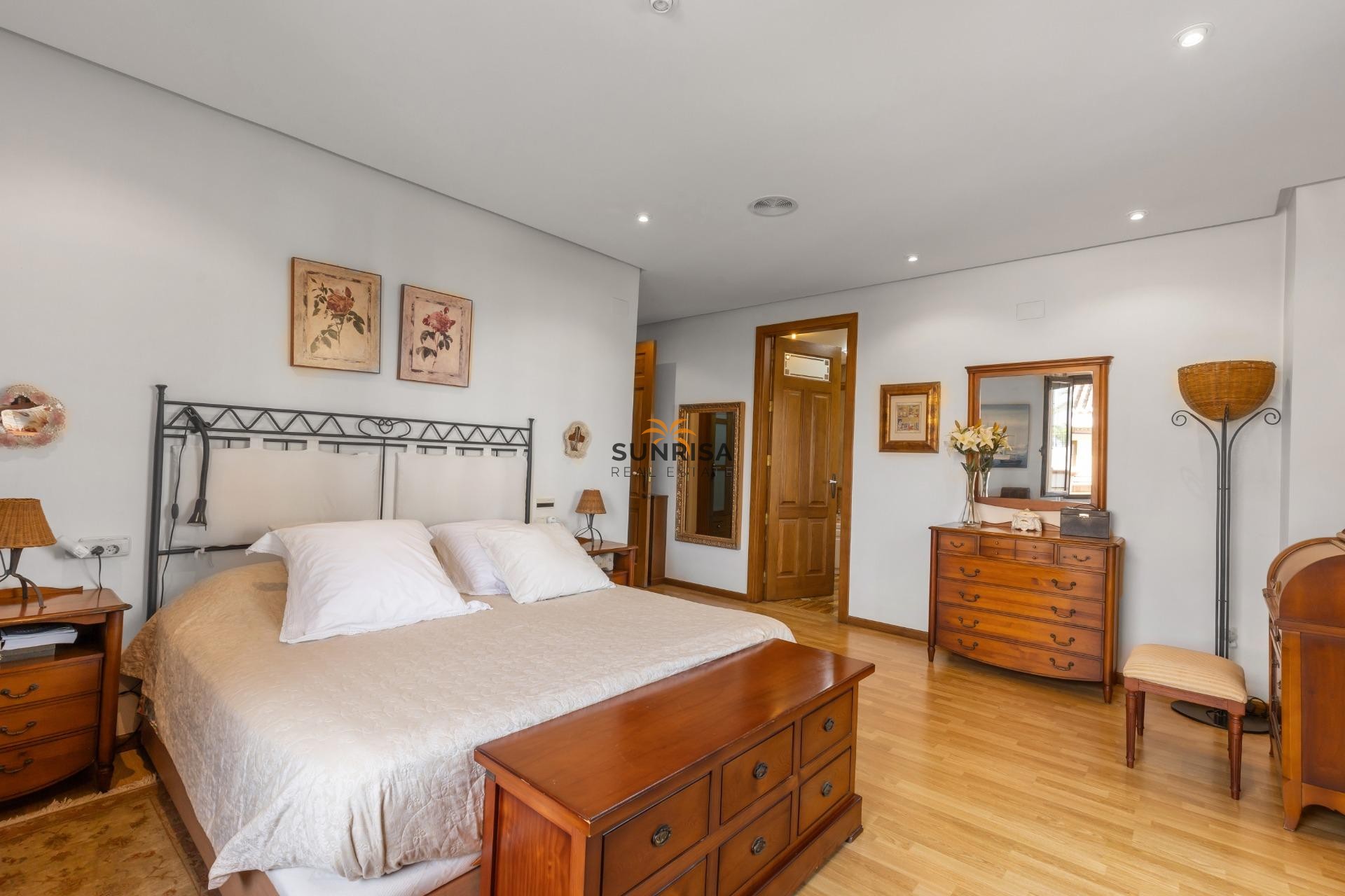 Resale - Villa - Torrevieja