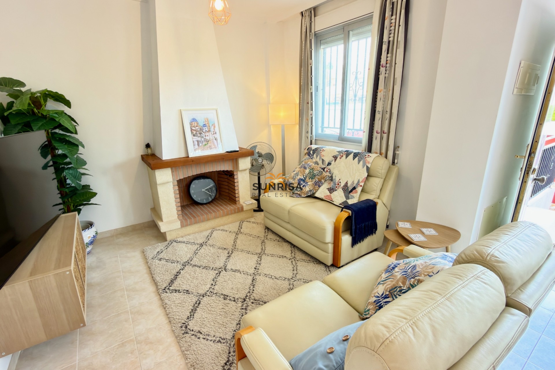 Resale - Villa - Daya Nueva